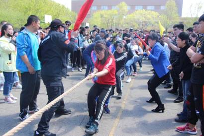 女老师拔河